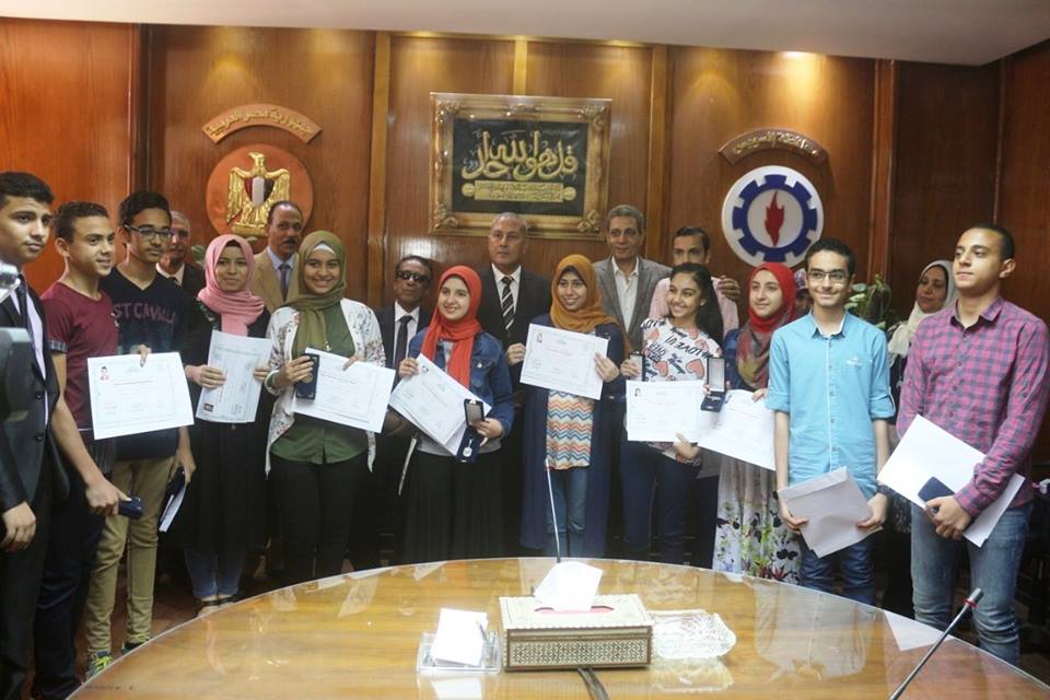 بالصور .. محافظ السويس يكرم اوائل الشهادتين الابتدائية والاعدادية