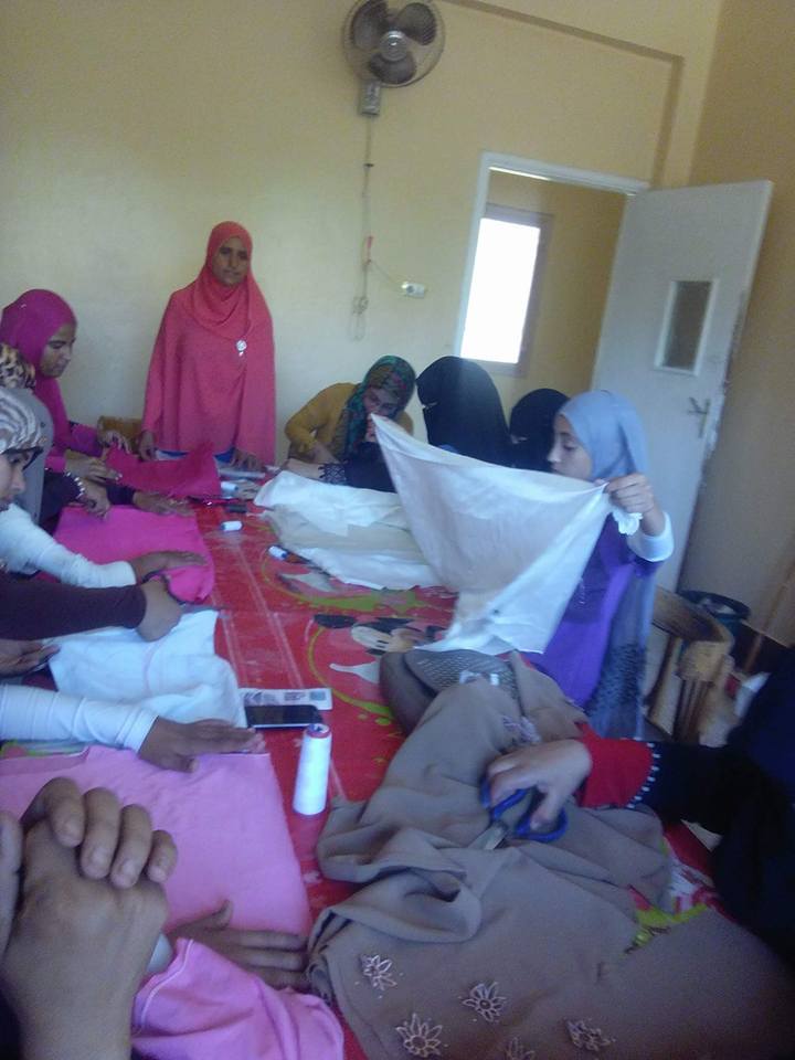 تصنيع ملابس حديثى الولادة بورشة الخياطه بثقافة الغنايم اسيوط