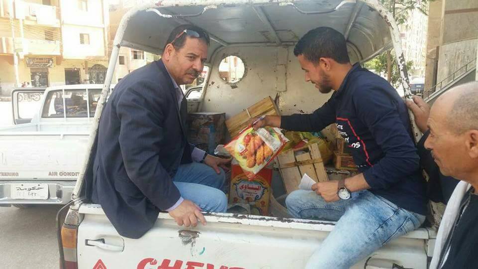 بالصور.. ضبط كميات كبيرة من الأغذية الفاسدة بسوبر ماركت بشرق النيل