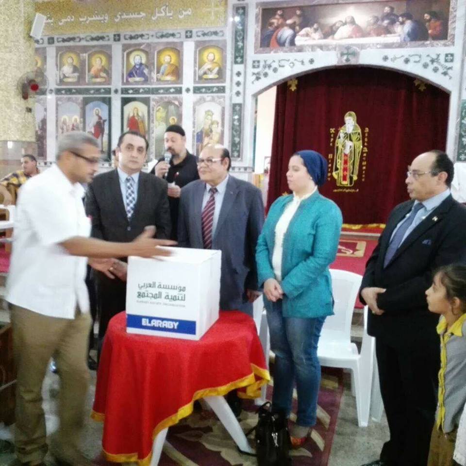 وكيل جهاز المخابرات العامه يوزع كراتين رمضان على اقباط العريش