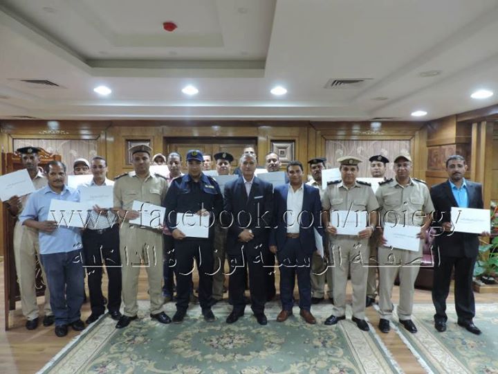 مدير امن سوهاج يكرم عدد من رجال الشرطة المتمزين فى عملهم