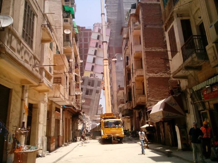 هدم الدور السادس بالعقار المائل من عقار الازاريطة