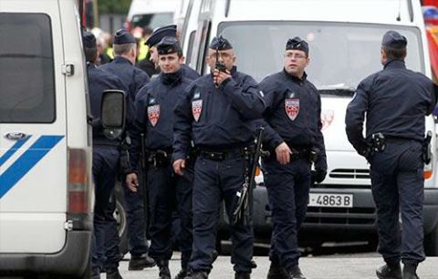 الشرطة الفرنسية تطلق النار على مسلح هاجمها في باريس