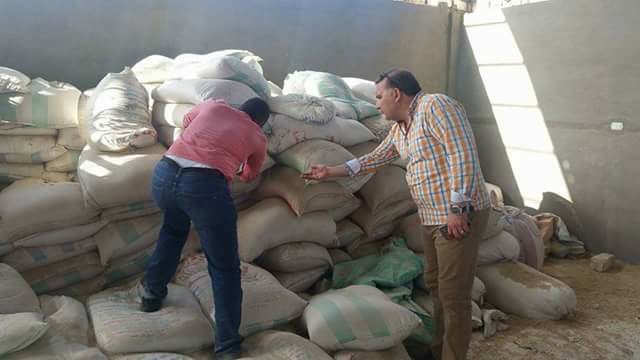 مباحث التموين تواصل مداهمة أوكار تجار الدقيق بالزربى وتضبط 16 طن دقيق