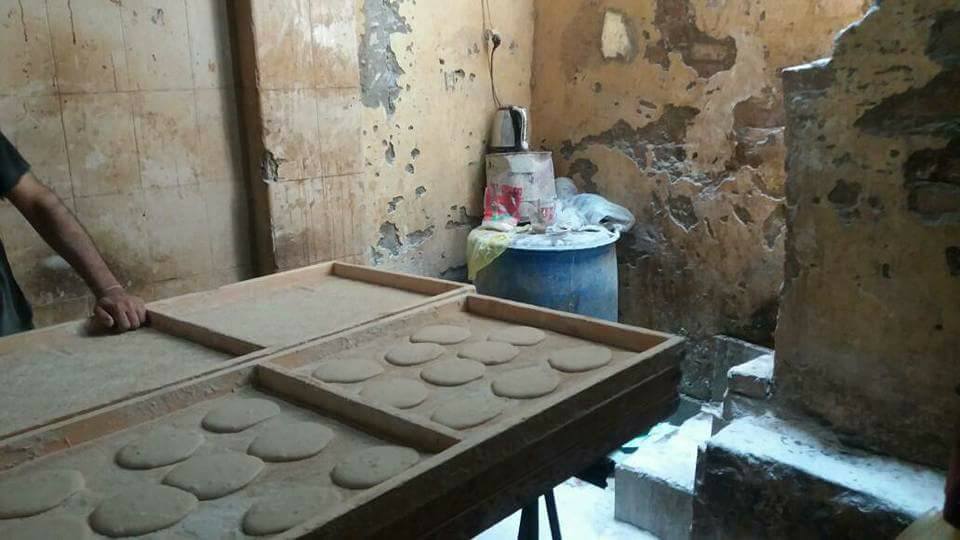 ضبط مخبز بلدي ومصنع تجهيز حلويات بدون ترخيص لمحل شهير ببني سويف ..