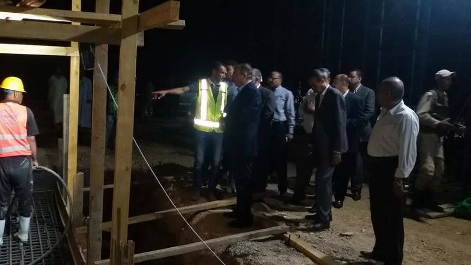 محافظ بني سويف يتابع أعمال صب القواعد الخراسانية بمحور عدلي منصور ..