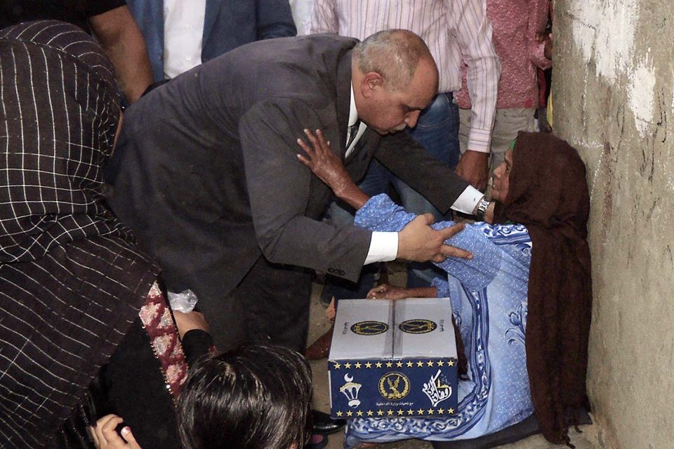 بالصور ..مدير امن السويس يواصل توزيع الكراتين الرمضانية على المواطنين