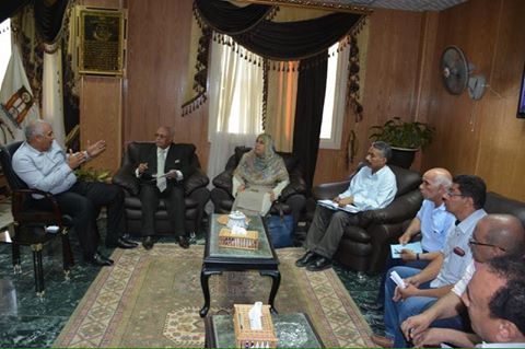 محافظ الوادي الجديد يبحث تشغيل مصنع ملابس بنظام الشراكة الخاصة