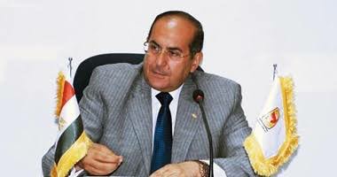 عبدالمنعم فى زياره لغرفه الشاب علاء بمستشفى الحلميه العسكرى ومعه قيادات عسكريه 