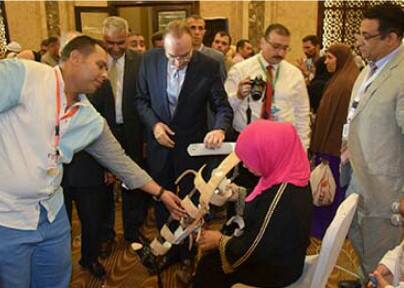 بالصور محافظ بني سويف يسلم 102معاق أجهزة تعويضية وكراسي متحركة