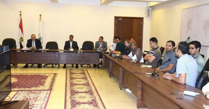 محافظ بني سويف يلتقي بمجموعة من الشباب لبحث تفعيل دورهم في التنمية