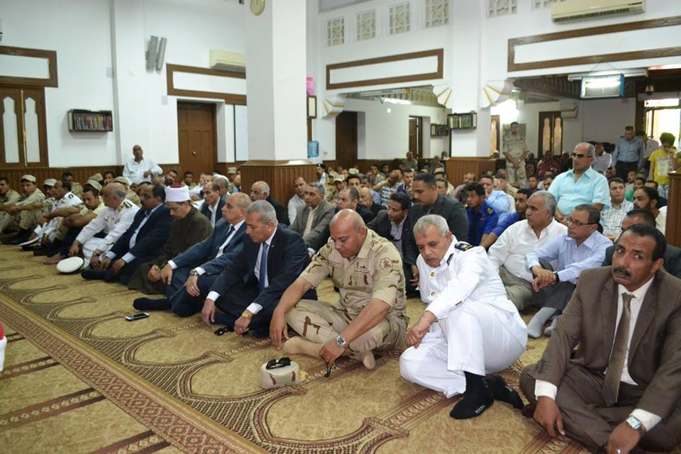 بالصور : محافظ السويس وقيادات الجيش والشرطة يؤدون صلاة الجمعة الأخيرة ببورتوفيق