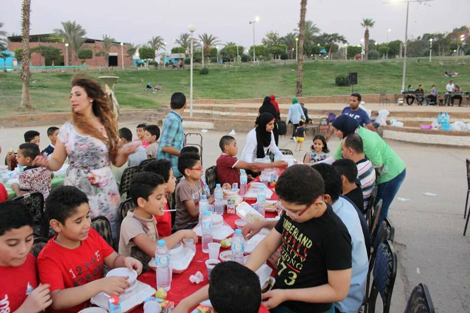 بالصور.. ” مروة سعيد ” تشارك حفل إفطار للأيتام بالفسطاط