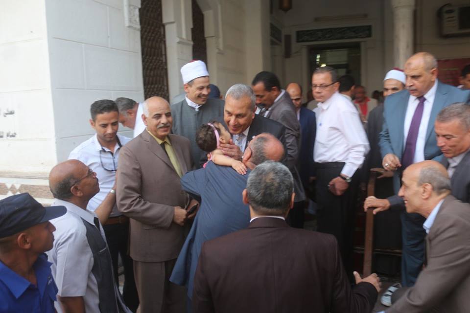 بالصور .. محافظ السويس ومدير الامن والاهالى يؤدون صلاة عيد الفطر بمسجد الغريب