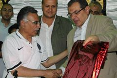 بالصور: ”سعفان” يسلم كأس الدورة الرمضانية لفريق الصالحية الفائز بالبطولة بالشرقية