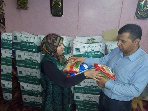 جمعية السواقي توفر كراتين ووجبات غذائية مجانية لابناء سنورس بالفيوم