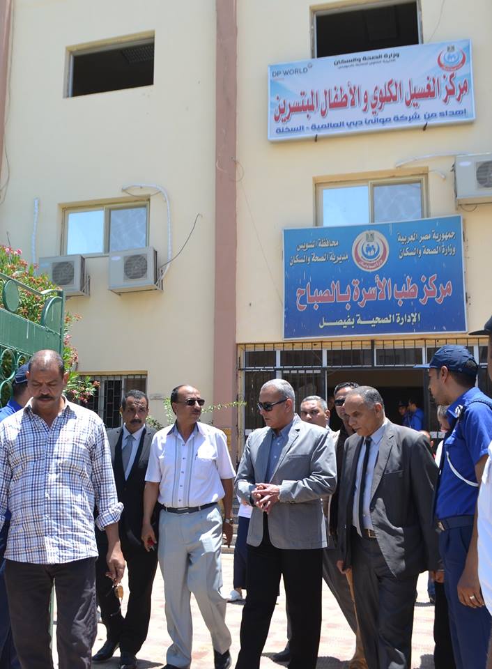 بالصور .. محافظ السويس يتفقد اقسام مستشفي التامين الصحي ويقرر صرف مكافأة لاحدى الطبيبات