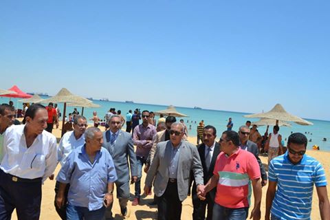 بالصور .. ” حامد ” يتفقد شواطىء السويس و يؤكد علي توفير الامن والامان داخلها