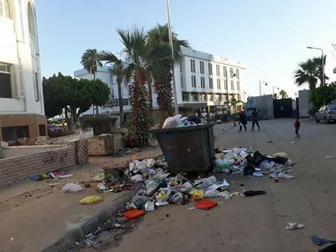 شاهد القمامة بجوار ديوان عام محافظة السويس ..والمحافظ لا حول ولاقوة