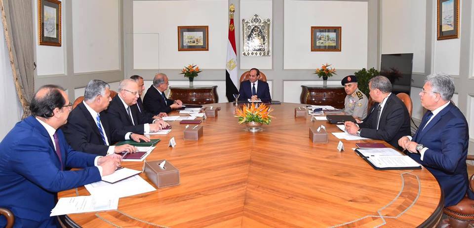 السيسى يعقد اجتماعاً مع رئيس مجلس الوزراء محافظ البنك المركزى وعدد من السادة الوزراء وكبار المسئولين