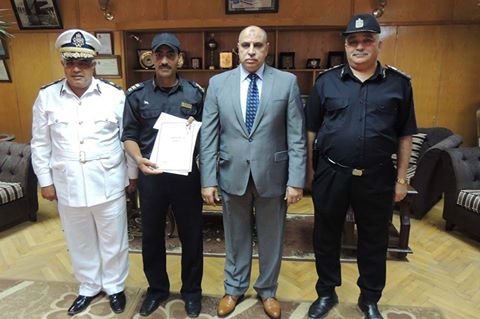 مدير امن السويس يكرم عريف شرطة عثر على 700 الف جنية