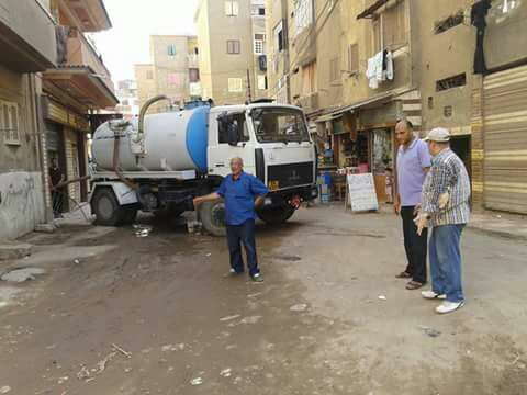 رفع مياه الصرف من شوارع أبو شاهين بالمحلة