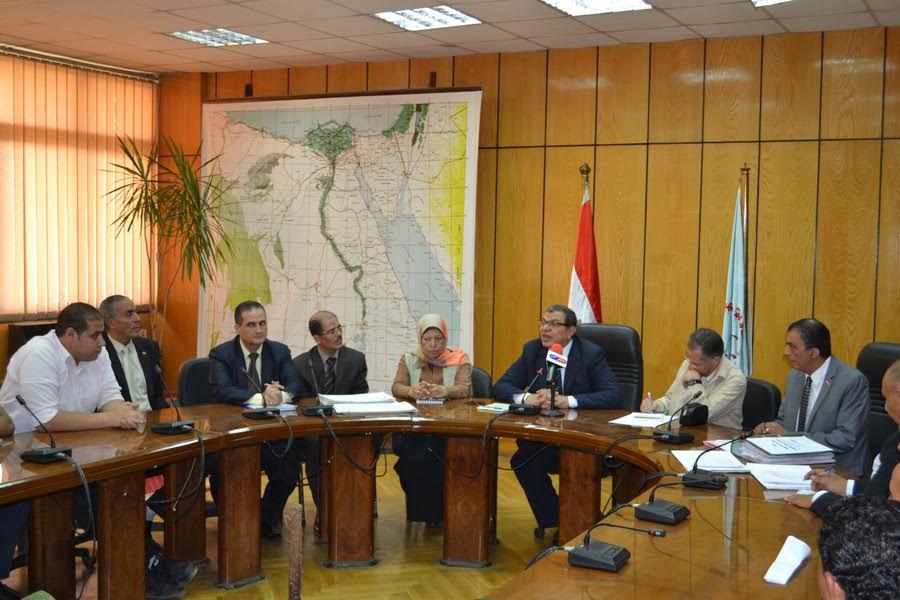 بالصور..”سعفان” يسلم 27 عاملا عقودا للعمل بإحدى دول الخليج.. مؤكدا الوزارة تقدم خدماتها بدون مقابل