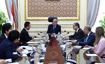 لقاء رئيس الوزراء مع وزير الدولة الياباني لشئون الاقتصاد والتجارة والصناعة