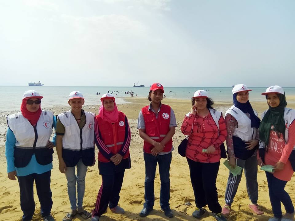 ”الهلال الأحمر” بالسويس ينظم حملات توعية للمصطافين للتعامل مع قناديل البحر