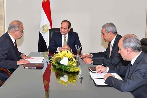 ”السيسي” يعقد اجتماعاً بحضور رئيس مجلس الوزراء ووزير التجارة والصناعة