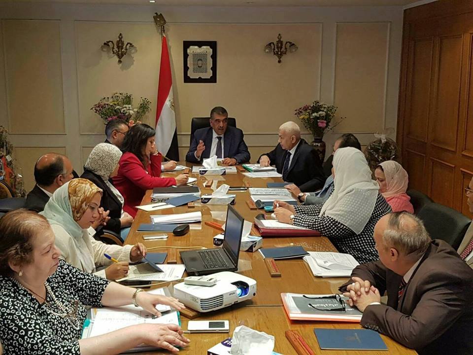 وزير قطاع الأعمال العام يتابع تنفيذ خطة الإصلاح والتطوير ويوجه بالإسراع فى تحسين متابعة عملية تسجيل المستحضرات