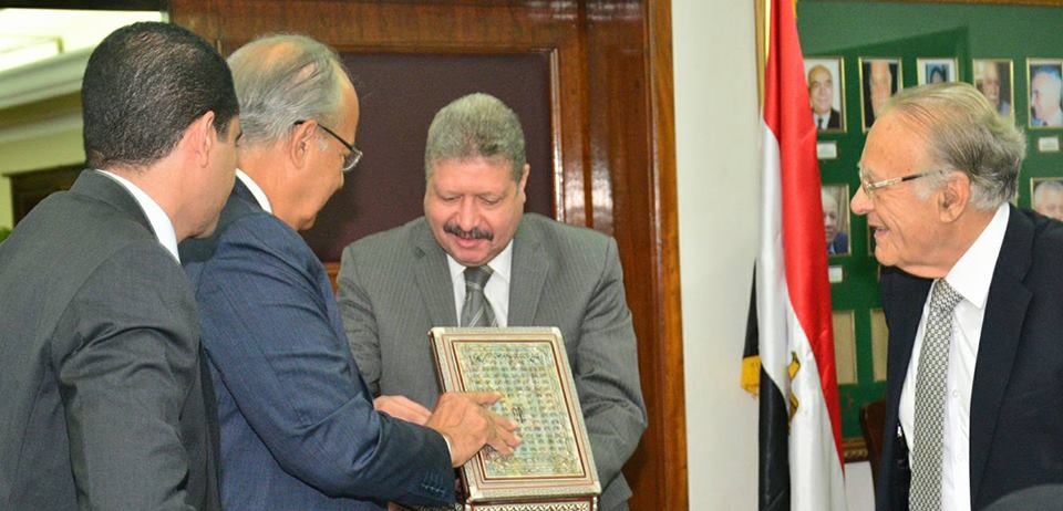 وزير التنمية المحلية يكرم رئيس قطاع مكتب الوزير وشئون الديوان العام لبلوغه سن المعاش