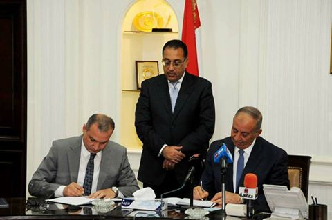 وزير الإسكان يشهد توقيع اتفاقيات التعاون لتطوير المناطق غير الآمنة بمدن البحر الأحمر حلايب والشلاتين.