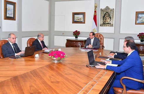 الرئيس يعقد اجتماعاً مع رئيس الوزراء ووزير المالية.