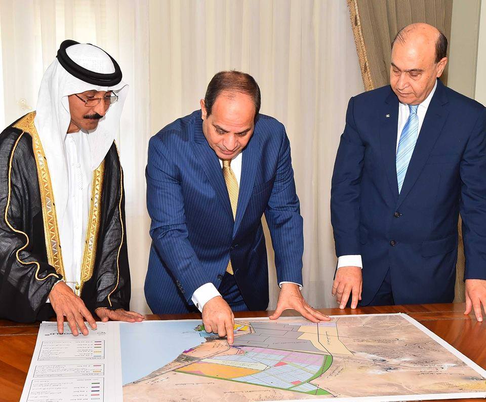 السيسى يعقد اجتماعا مع رئيس هيئة قناة السويس ورئيس موانى دبى العالمية