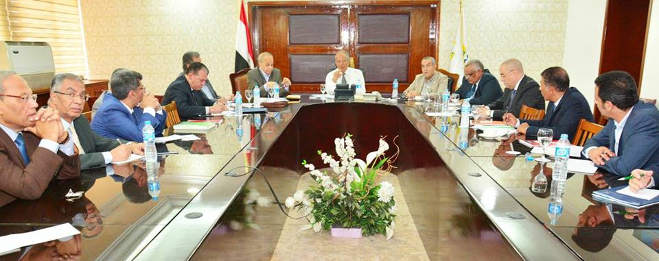 وزير التنمية المحلية يعقد اجتماعا موسعا لتفعيل برنامج المحافظات الخضراء وتطوير وأحياء الحدائق الأثرية بالمحافظات