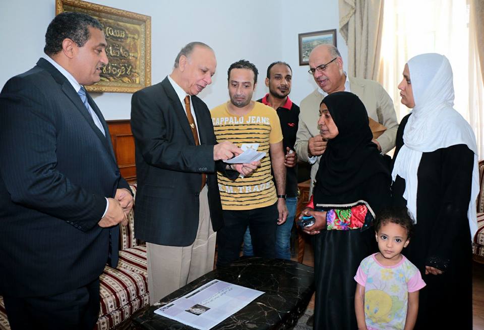 محافظ القاهرة يسلم اول دفعة تعويضات لسكان مثلث ماسبيرو