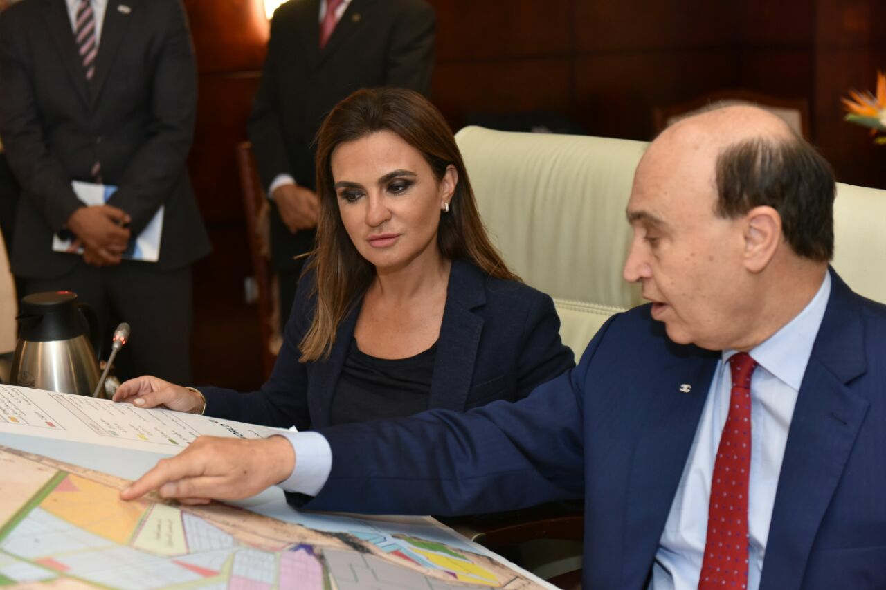سحر نصر والفريق مهاب مميش يناقشان الخطة الاستثمارية لمجموعة موانئ دبى العالمية بالمنطقة الاقتصادية لقناة السويس