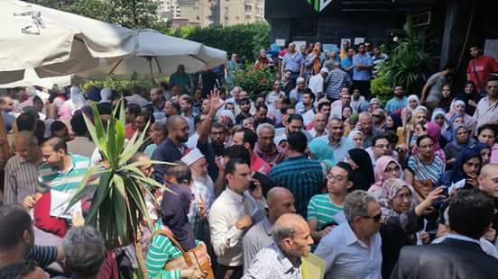 زحام رهيب على سحب الكراسات بفروع بنك التعمير والإسكان