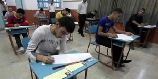 طلاب الشعبة العلمية يؤدون الامتحان في مادة الفيزياء