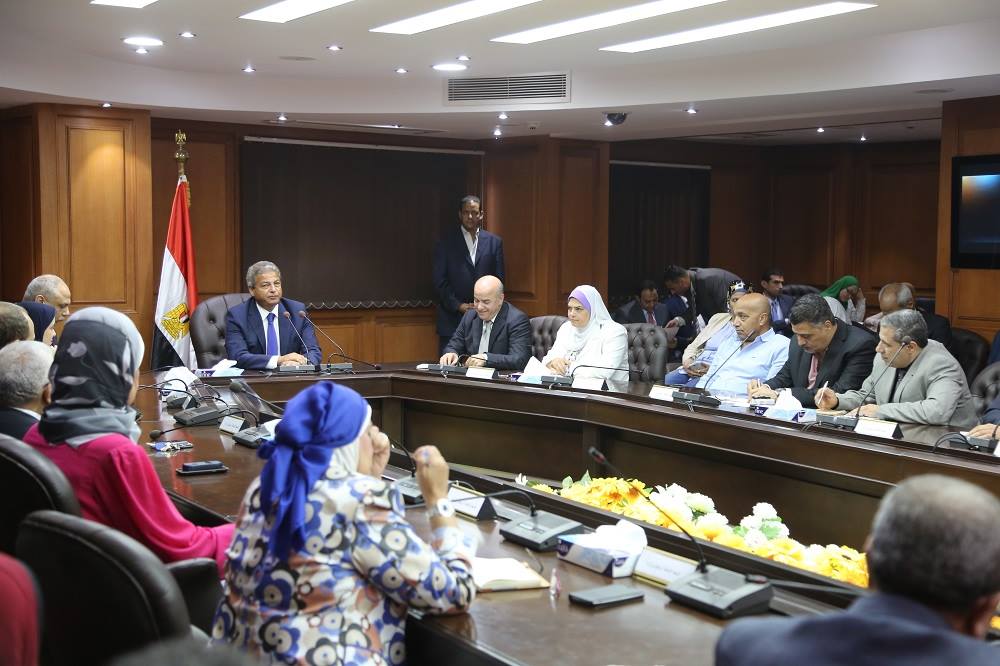 وزير الشباب والرياضة يجتمع مع قيادات الوزارة لمناقشة خطة العمل