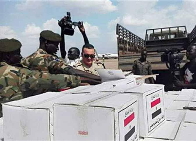 السفير المصري في جوبا يستقبل الشحنة التاسعة من المساعدات الإنسانية المصرية