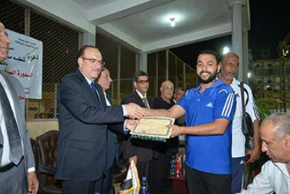 محافظ بني سويف يسلم جوائز للفائزين في الدورة الصيفية لكرة اليد‎