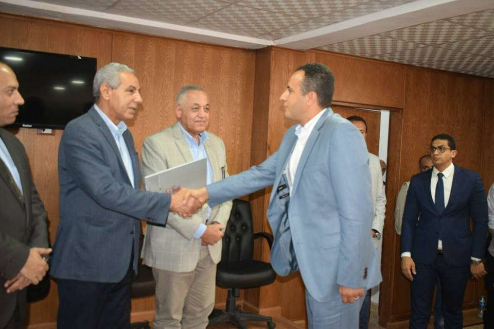 وزير التجارة والصناعة يسلم عقود تخصيص اراضى صناعية جديدة بمدينة السادات