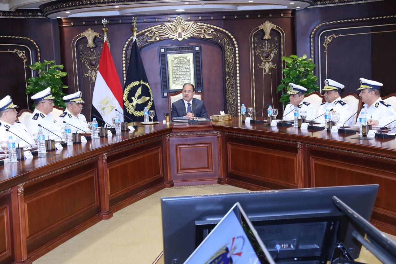 وزير الداخلية يستعرض خطة الوزارة لتأمين عيد الاضحى