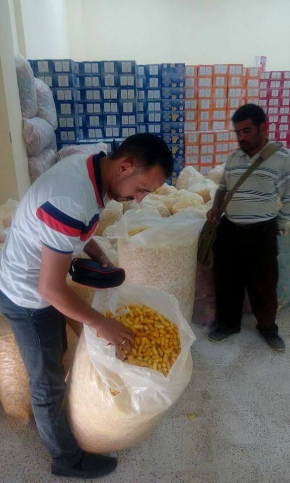 بالصور:ضبط 415 كيلو جرام كراتية سناكس وذرة مخلفات مصنع بالوسطي ببني سويف