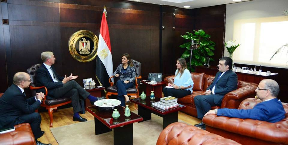 سحر نصر تبحث مع شركة امريكية ضخ استثمارات جديدة فى السوق المصرى