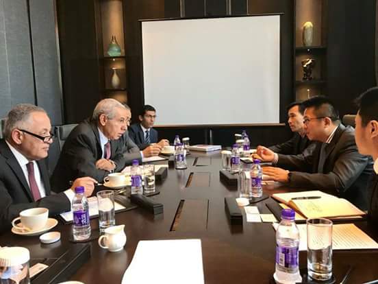وزير التجارة والصناعة يبحث مع رئيس غرفة المنسوجات الصينية تعزيز التعاون المشترك