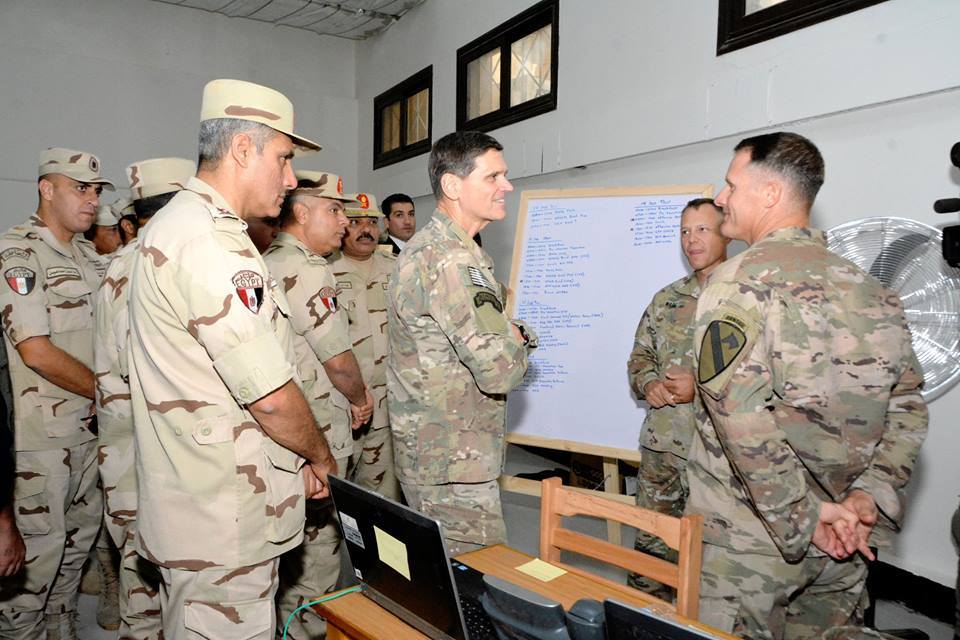 قائد القيادة المركزية الأمريكية يتفقد القوات المشاركة فى تدريبات النجم الساطع بقاعدة محمد نجيب العسكرية