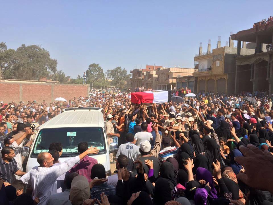 بالصور | مدير أمن كفر الشيخ يشهد جنازة شهيد العريش